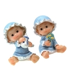 Bébé bleu assis avec jouet